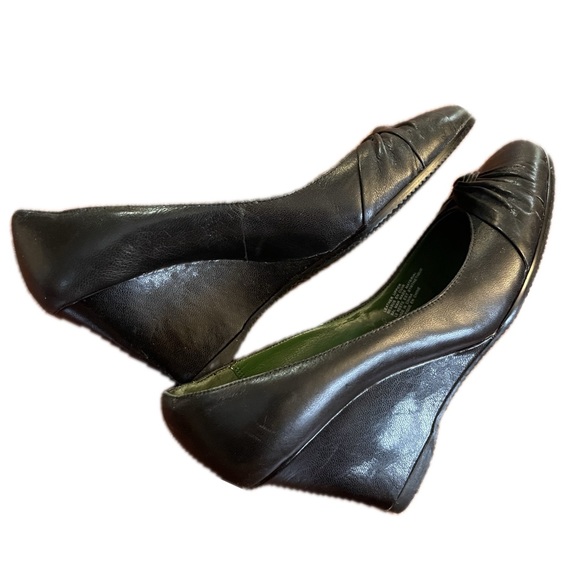 Sz.7-NWOB- Black Leather Wedge Pumps- Chinese Laundry - Picture 2 of 9